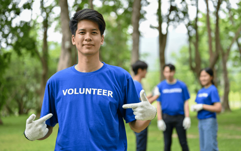 Jongen doet vrijwilligerswerk